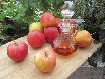  Вчені з'ясували, що напій з яблучного оцту допомагає знизити рівень цукру у крові