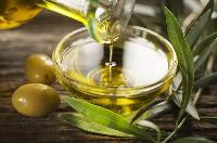 Вчені пояснили, чому оливкову олію варто пити ложками